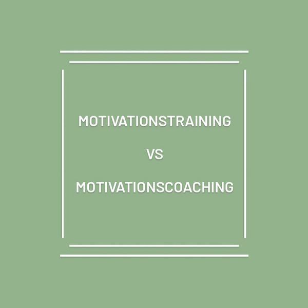 Titelbild des Artikels "Motivationstraining vs. Motivationscoaching": Auf grünem Hintergrund steht mit weißer Blockschrift das Thema geschrieben.