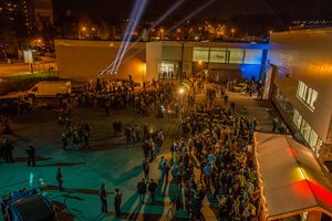 Foto 1: Luftbildaufnahme auf einen Platz mit vielen Besuchern zur Langen Nacht der Technik 2015. Fotoquelle: WHZ/AMB