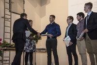 Foto: Fünf Absolventen bekommen eine Gratulation und ihre Urkunden überreicht.