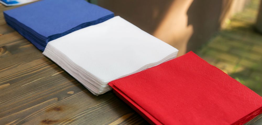Foto: Drei Stapel mit blauen, weißen und roten Servietten zum französichen Länderabend.
