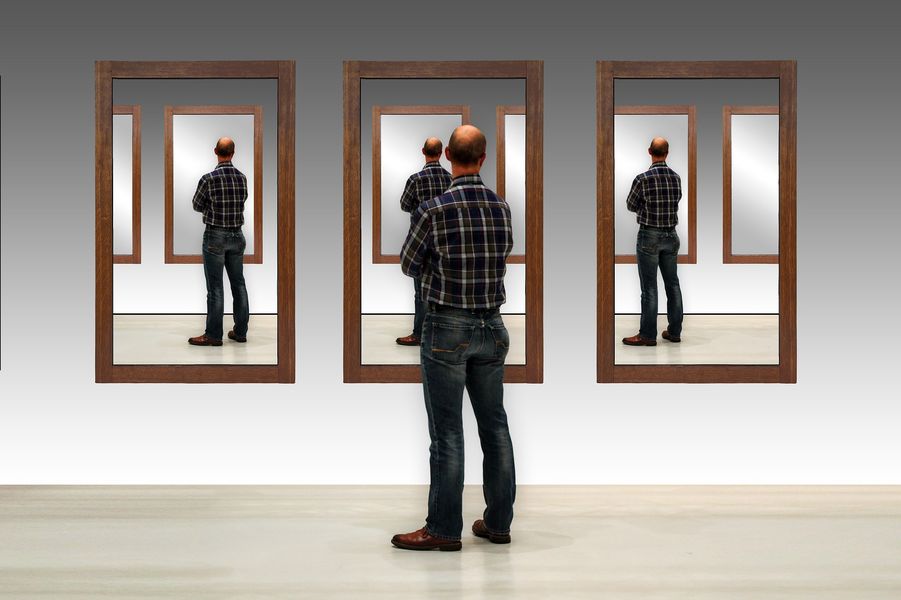 Foto: Person vor drei Spiegeln