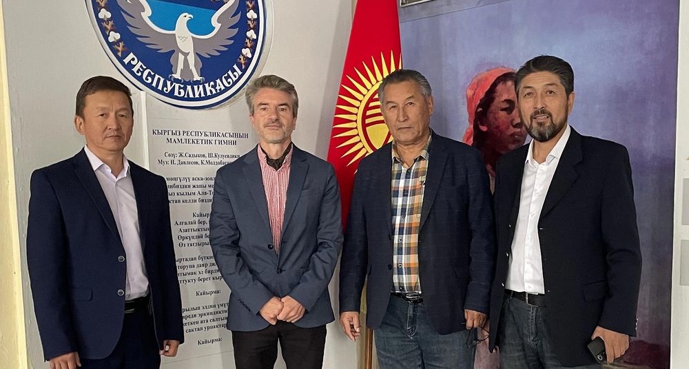 Foto: Professor Thomas Pöpper mit Direktor Zhunushov Bolotbek (1. v. lk) und anderen Kollegen in der Staatlichen Kirgisischen Kunstschule "S. A. Chuikov" in Bishkek (privat)