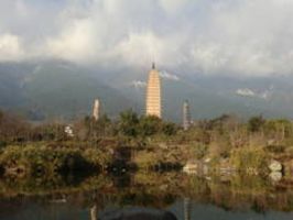 Foto 2: Blick auf einen Turm in bewaldeter Landschaft.