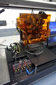 Foto: Holografisches Labor. Ein Laborgerät. Thematik: EFFSIL300 – Effiziente und sichere Leistungstransistoren auf Basis von 300mm Wafern.
