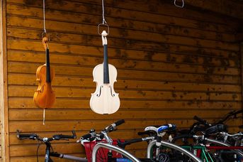 Foto: Musikinstrumente hängen zur Ausstellung über Fahrräder