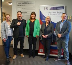 Gruppenfoto vom Vorstand und der Geschäftsführung des IfB. 