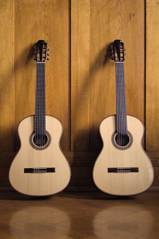 Foto: zwei Konzertgitarren mit gegensätzlich ausgearbeiteten Decken