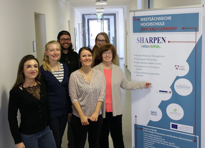 Gruppenfoto: Fünf Studierende und Frau Prof. Walter stehen neben einem Plakat des Sharpen Projektes.