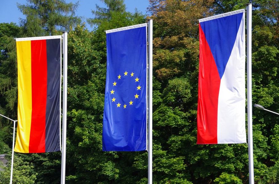 Foto: 3 Länderflaggen an Fahnenmasten. Deutschland, EU und Tschechien.