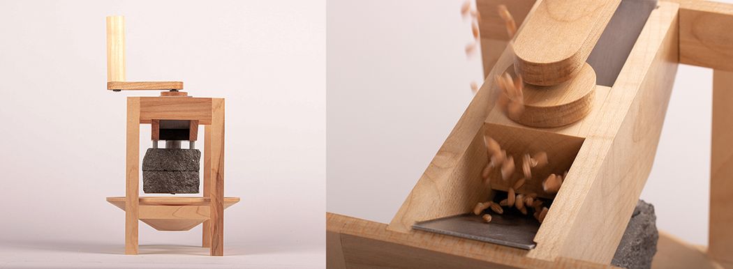 Foto: Projekt "Brotbacken", Fachrichtung Holzgestaltung, Steinmühle von Jan Erik Schützhold, Seitenansicht und während vorgesehener Tätigkeit
