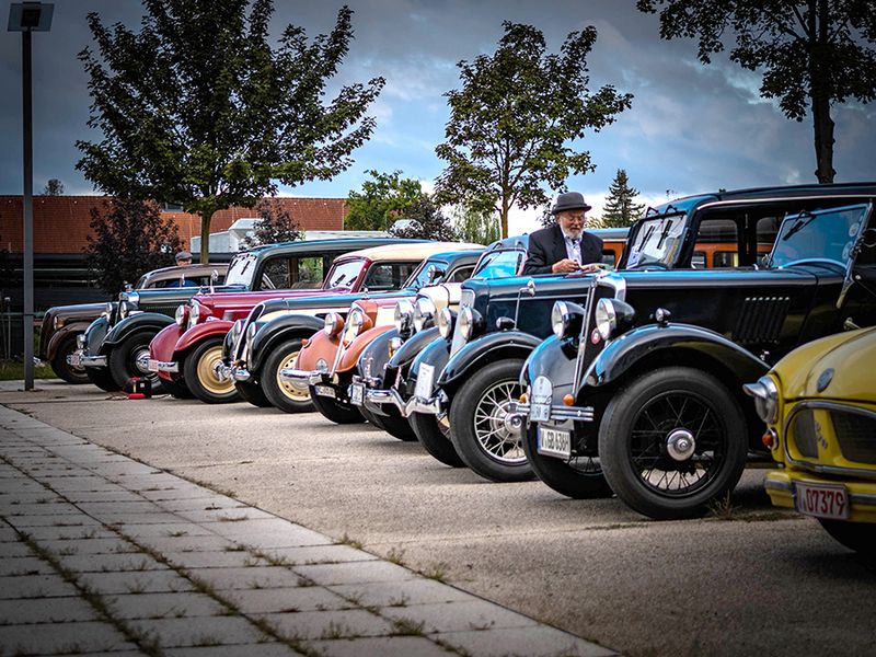 Mehrere Oldtimer stehen aufgereit vor dem "Forum Mobile".