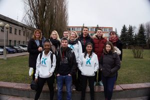 Gruppenfoto: Auf dem Gelände der Universität in Klaipeda/Litauen