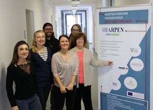 Gruppenfoto: Studierende und Frau Prof. Walter stehen neben einem Plakat des Sharpen Projektes