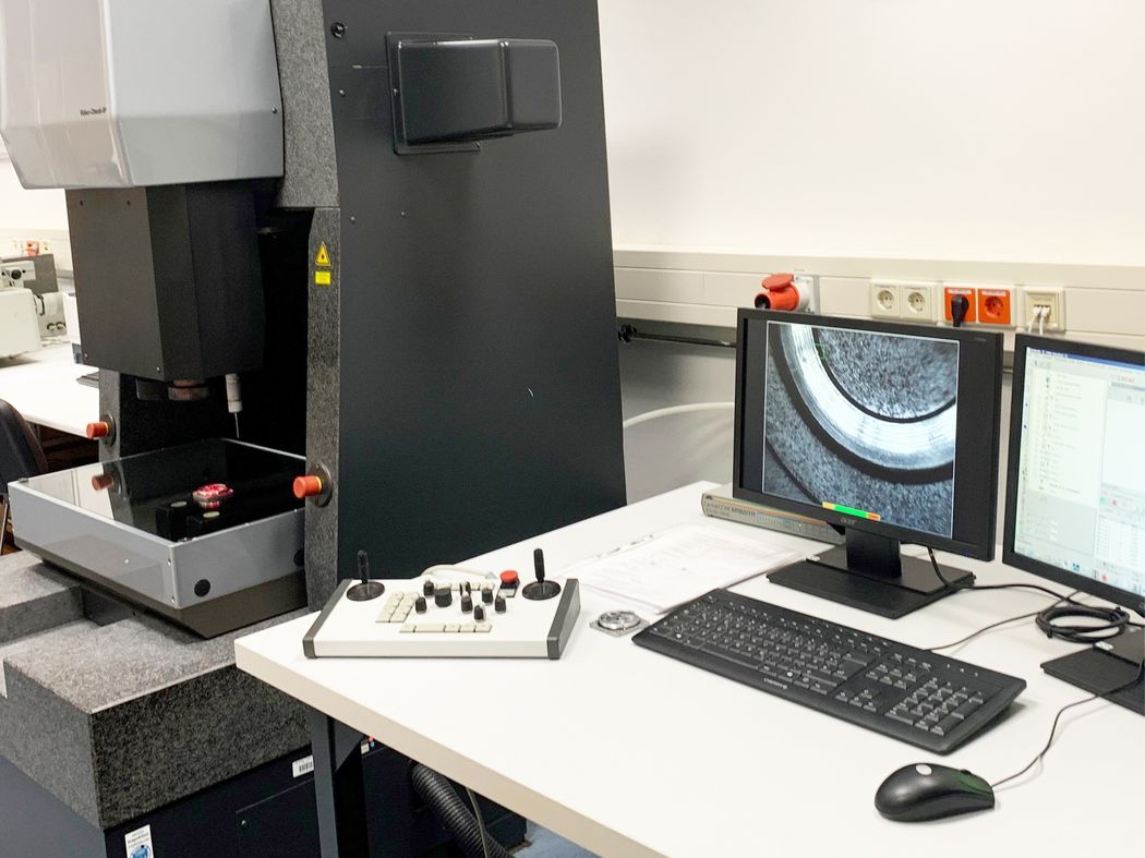 Foto: Hommel-ETAMIC nanoscan 855 mit einem Computerarbeitsplatz.