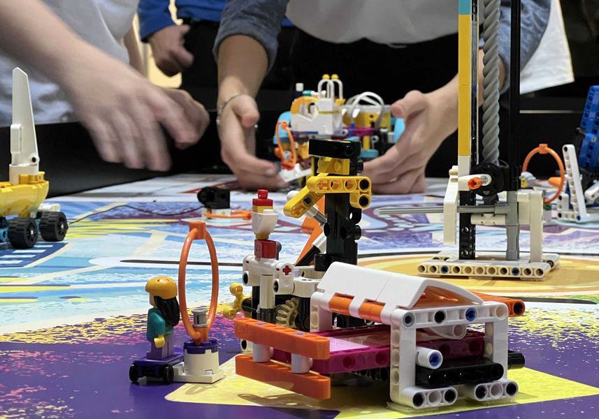 Lego-Roboter auf einem Spielfeld (Foto: WHZ/Silke Dinger)