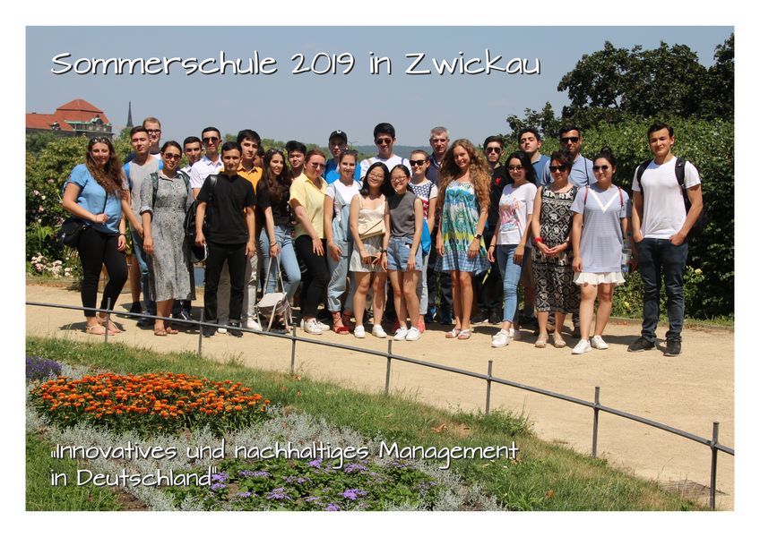 Foto: In einer Parkanlage das Gruppenbild von Teilnehmern der Sommerschule 2019 in Zwickau.