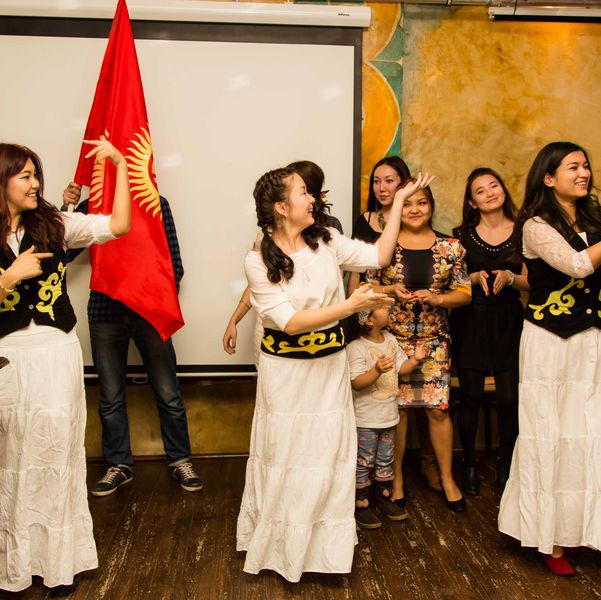 Foto: Kirgisischer Länderabend. Austauschstudierende aus Kirgisistan führen einen Volkstanz auf.