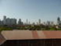 Foto: Blick über Häuser und im Hintergrund die Skyline mit Hochhäusern.