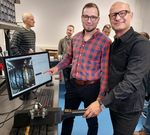 Foto: Alexander Murad, Geschäftsführer Efleetcon (rechts) und Florian Rudek (WHZ) testen den neuen Reifenscanner. (Quelle: WHZ)