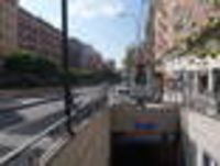 Foto: Ein Straße und der Zugang zur U-Bahn.