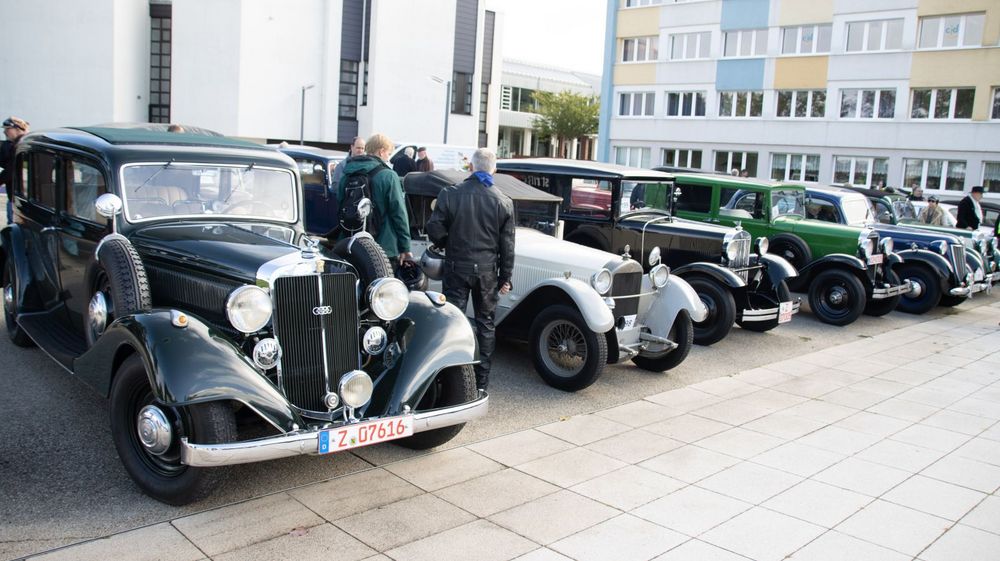 Foto: historische Fahrzeuge zur 21. Schwanenklassik an der WHZ | Quelle:WHZ