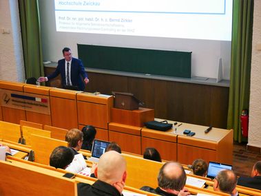 Foto: Dr. Dino Uhle, Landesgeschäftsführer Sachsen des Wirtschaftsrates, bei einem Vortrag in einem Hörsaal