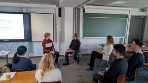 Ralf Käppler führt ein Workshop zu Meta-Programmen mit Studierenden der Fakultät WiWi durch.