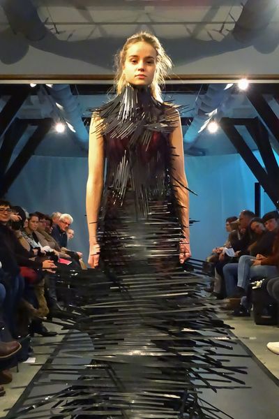 Impressionen Tag der offenen Tür: Ein Modell präsentiert ein Kleid aus Kabelbindern