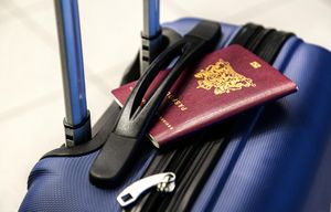 Foto: Pass ist auf einem Rollkoffer befestigt