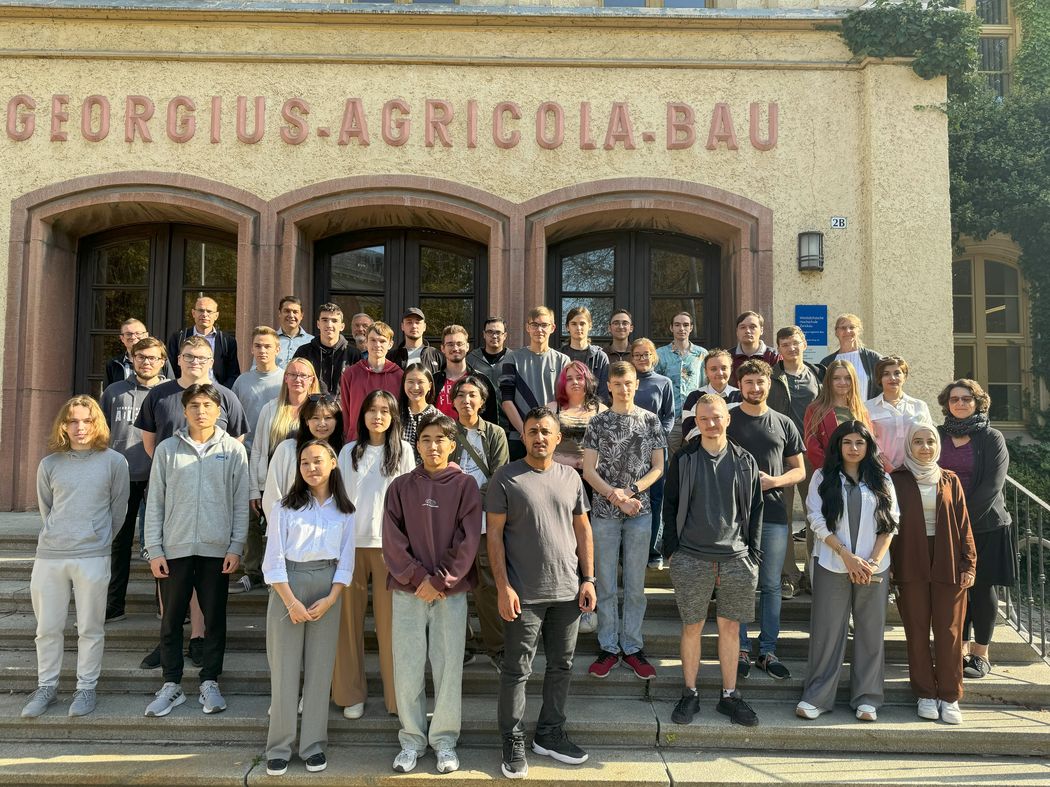 Foto: Gruppenfoto von Studierenden vor dem Eingang des Georgius-Agricola-Baus der WHZ