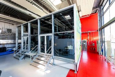 Die Strömungszelle in der Laborhalle ist ein großer Raum mit zwei kleinen Treppenaufgängen, der hier von außen Fotografiert ist. (Quelle: WHZ)