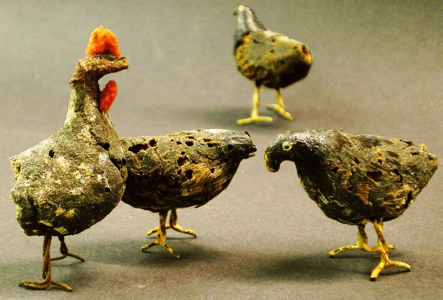 Foto: Massefiguren aus dem Erzgebirgischem Spielzeugmuseum Seiffen, drei Hühner und ein Hahn