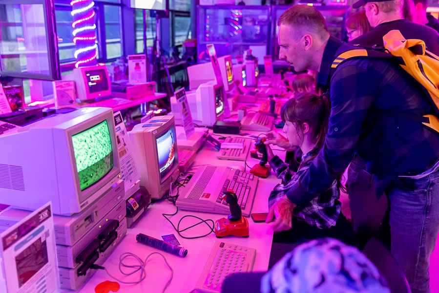 Besucher sitzen an historischen Computern und testen alte Spiele-Klassiker