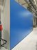 Foto: Ansicht der Laborwagengarage (großer 16-türiger Wandschrank mit Aufsatz, blaue Türen und graue Seitenwände). Steht an der Wand im Bereich der Spanungstechnik. 