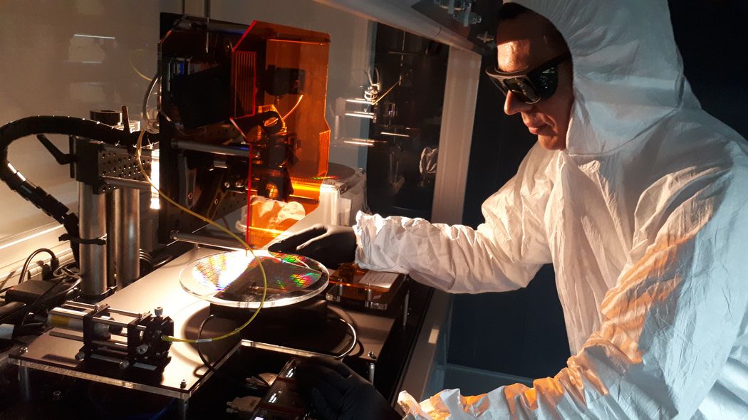 Foto: Ein Mitarbeiter sitzt im Labor und führt Untersuchungen durch.