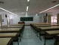 Foto: Blick in einen leeren Vorlesungssaal.