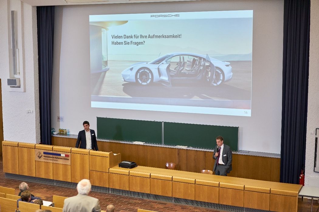 Foto: Matthias Stadler (Porsche AG) mit Prof. Jörn Getzlaff (Dekan) halten einen Vortrag im Hörsaal. Bildquelle: R. Häupl, KFT.