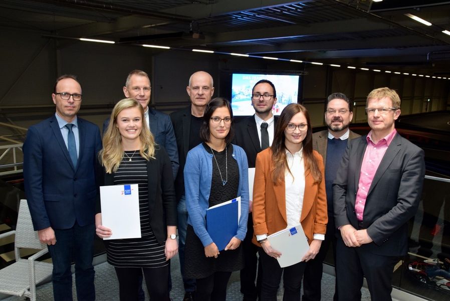 Gruppenfoto: Vier Studierende wurden mit dem BIC-Förderpreis 2019 ausgezeichnet und halten ihre Urkunden in den Händen.