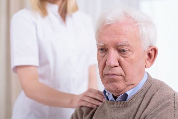 Symbolbild, Foto: Beratung; Es ist ein alter Mann zu sehen, dem eine Pflegerin eine Hand auf die Schulter legt. (Quelle: Fotolia)