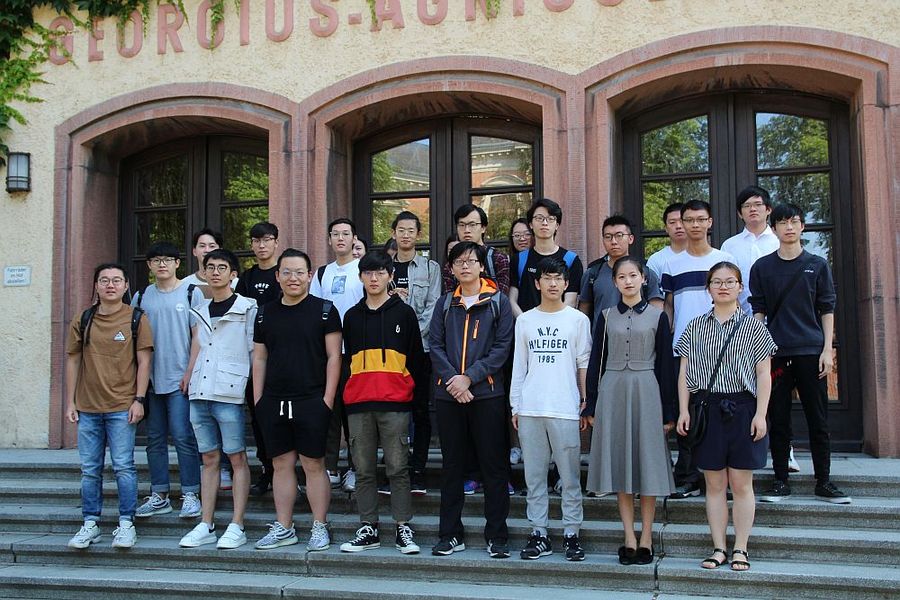 Foto: Gruppenbild der Absolventen des Studienkollegs.