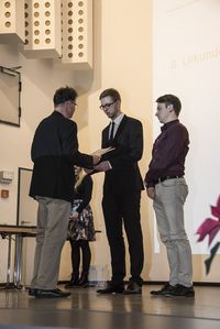 Foto: Absolventen erhalten eine persönliche Gratulation und bekommen ihre Urkunden überreicht.