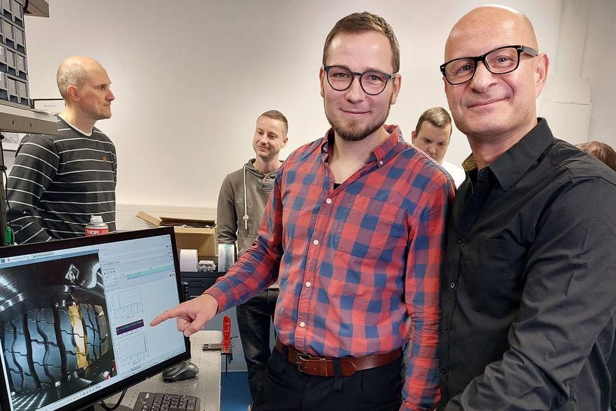 Foto: Alexander Murad, Geschäftsführer Efleetcon (rechts) und Florian Rudek (WHZ) testen den neuen Reifenscanner. (Quelle: WHZ) 