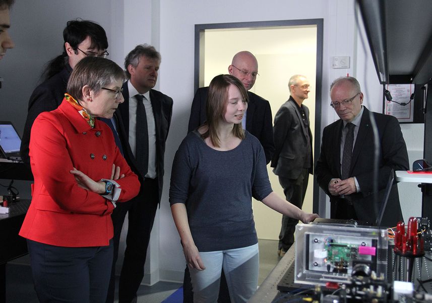 Foto: Staatssekretärin Andrea Franke lässt sich in einem Labor von einer Studierenden einen Versuchsaufbau erläutern.