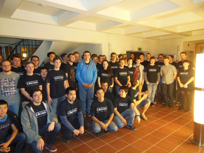 Foto: Gruppenbild mit den Teilnehmern der langen Nacht des Coding 2017 im Paul Kirchhof Bau.