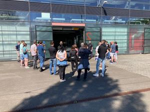Besucher des Infotagen vor einer offenen Hallentür des August Horch Bau's