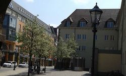 Foto: Blick am Eingangsbereich der WHZ Kornmarkt vorbei in Richtung Haltestelle Zentrum.