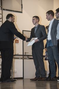 Foto: Absolventen erhalten eine persönliche Gratulation und bekommen die Urkunden überreicht.