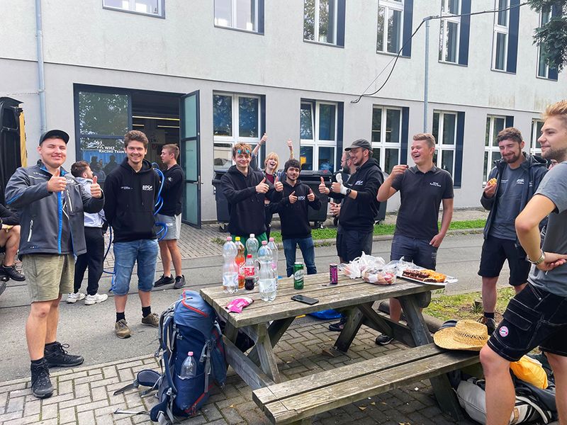 Das Racing Team der Hochschule Bonn-Rhein-Sieg/Campus Sankt Augustin übernachtete auf dem Campus der WHZ. Nun gehte es gemeinsam weiter zum Rennevent nach Tschechien.