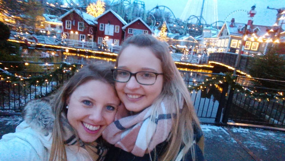 Foto: Zwei Studierende tätigen ein Selfie Foto am Flussufer im schwedischen Boras.