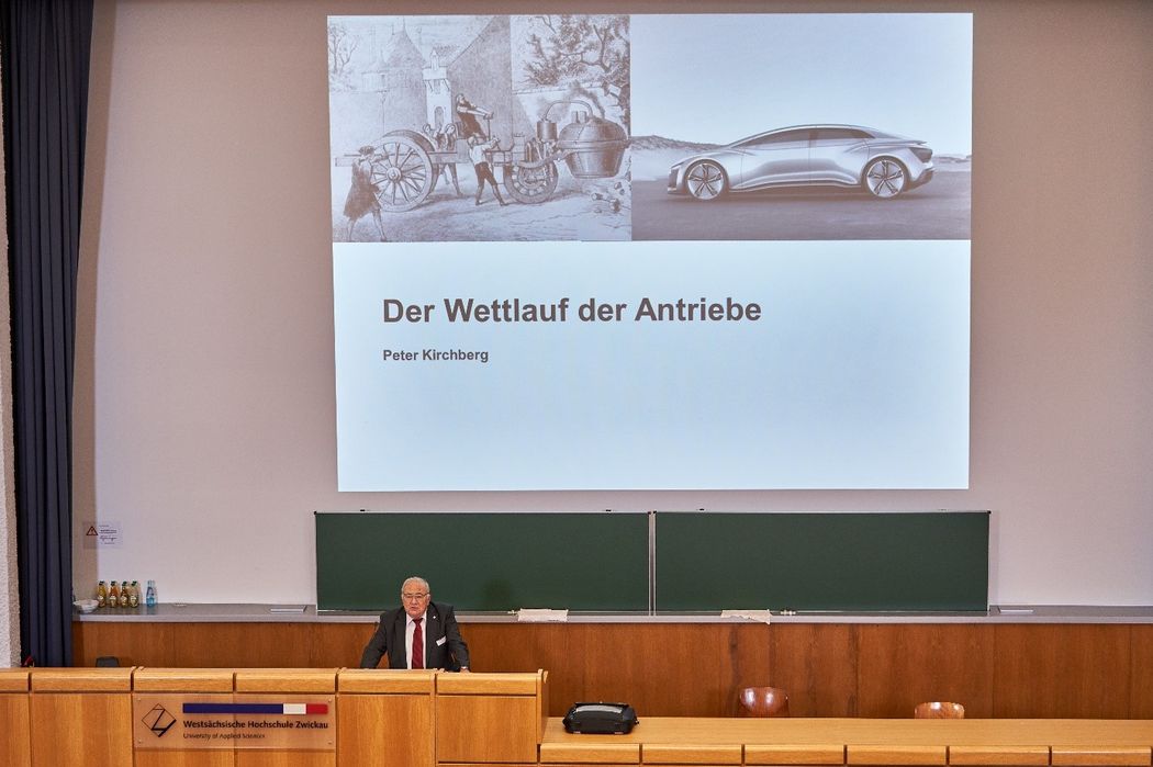 Foto: Prof. Peter Kirchberg hält einen Vortrag im Hörsaal. Bildquelle: R. Häupl, KFT.